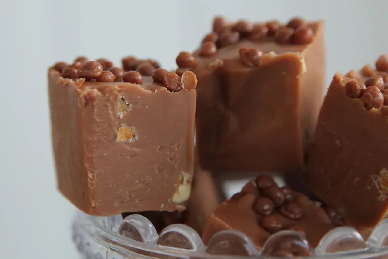 Chokladfudge med nötter och krispiga toppar, perfekt för ett enkelt fudge recept.