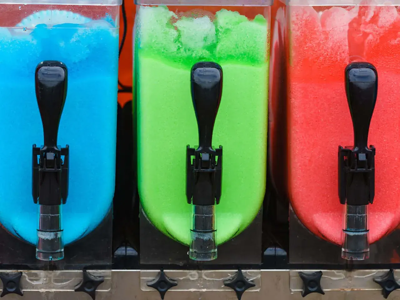 Tre behållare med blå, grön och röd slush. Perfekt för ett somrigt slush recept!