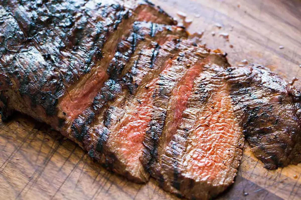 Perfekt grillad flankstek med saftiga, rosa skivor och härliga grillränder. En dröm för alla som älskar att grilla flankstek.