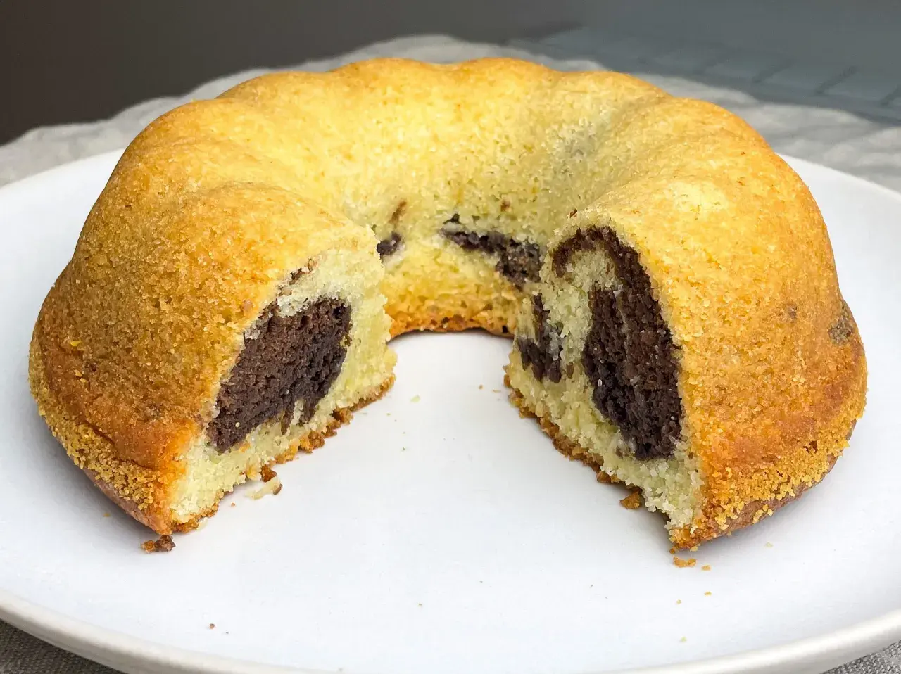 En saftig tigerkaka med chokladmönster, perfekt för fikat. Ett enkelt tigerkaka recept att följa.