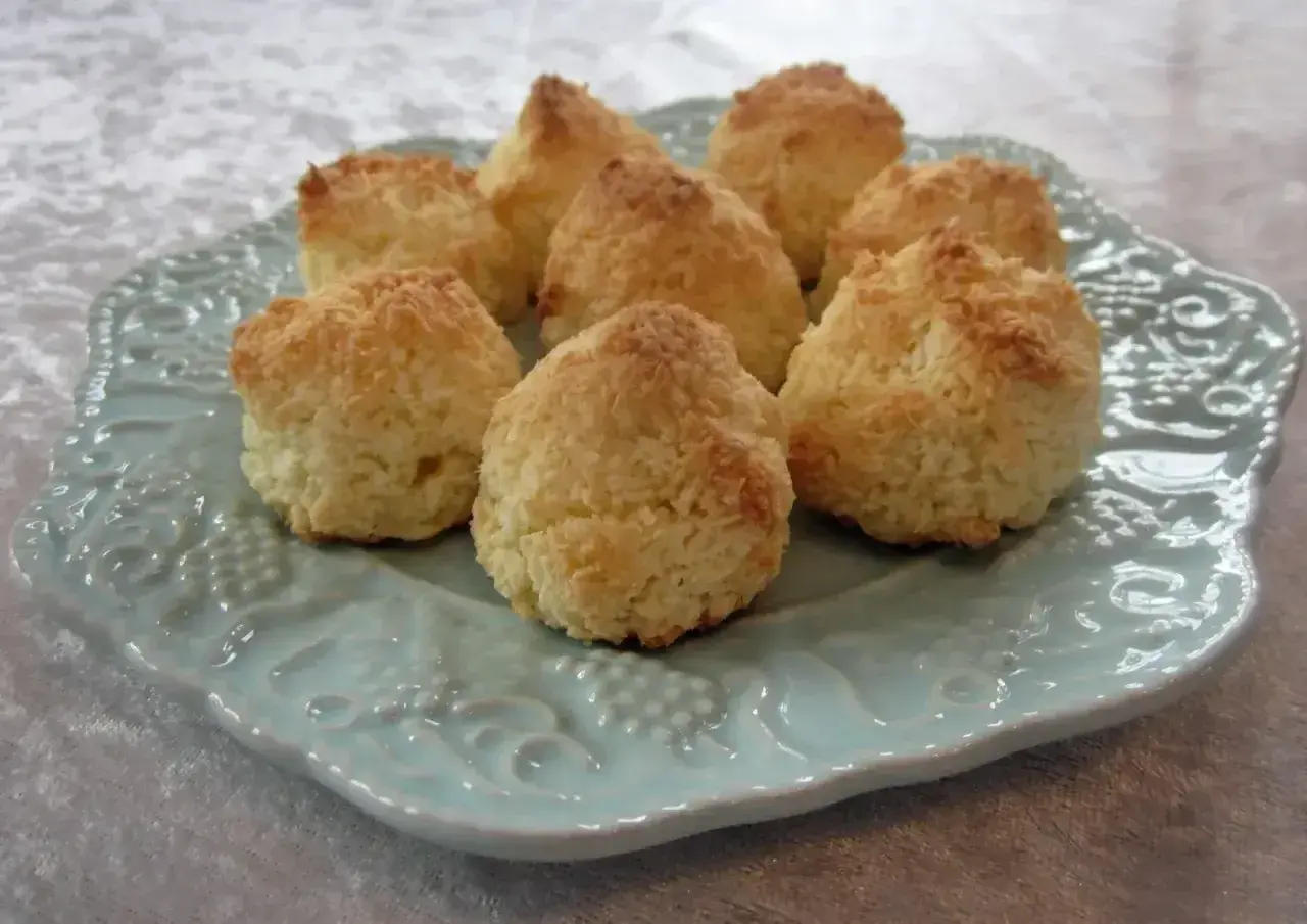 En tallrik med nybakade kokostoppar, perfekta för ett enkelt kokostoppar recept.