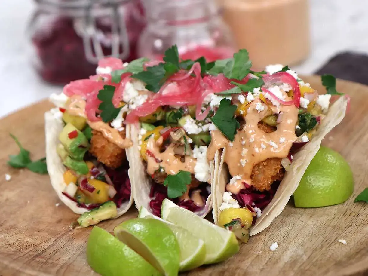 Tre läckra fish tacos med avokado, mango och en krämig sås. Perfekt för ett enkelt fish tacos recept.