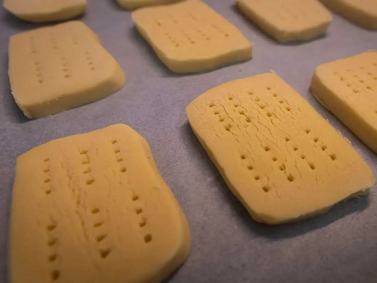 Färdiga att gräddas: rektangulära bitar av deg för shortbread recept, prickade med en gaffel.