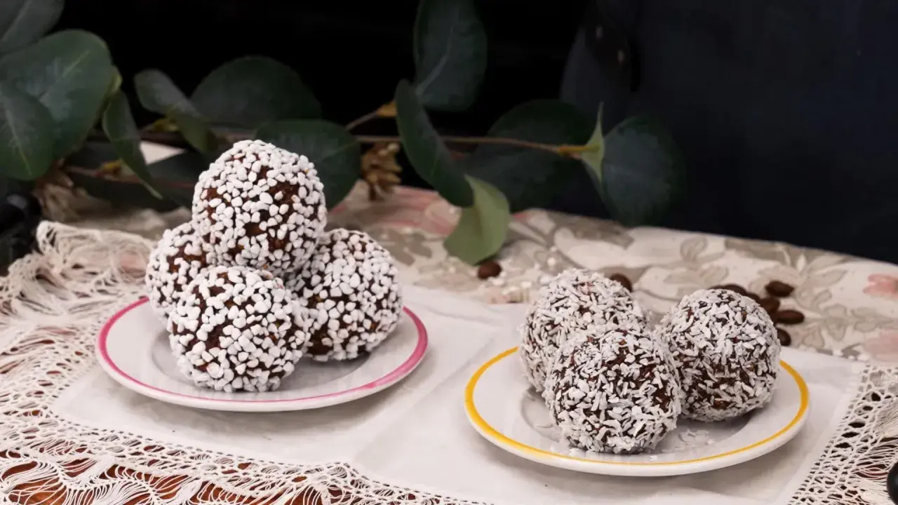 Chokladbollar recept: Mjuka, rullade i kokos och pärlsocker, redo att avnjutas.