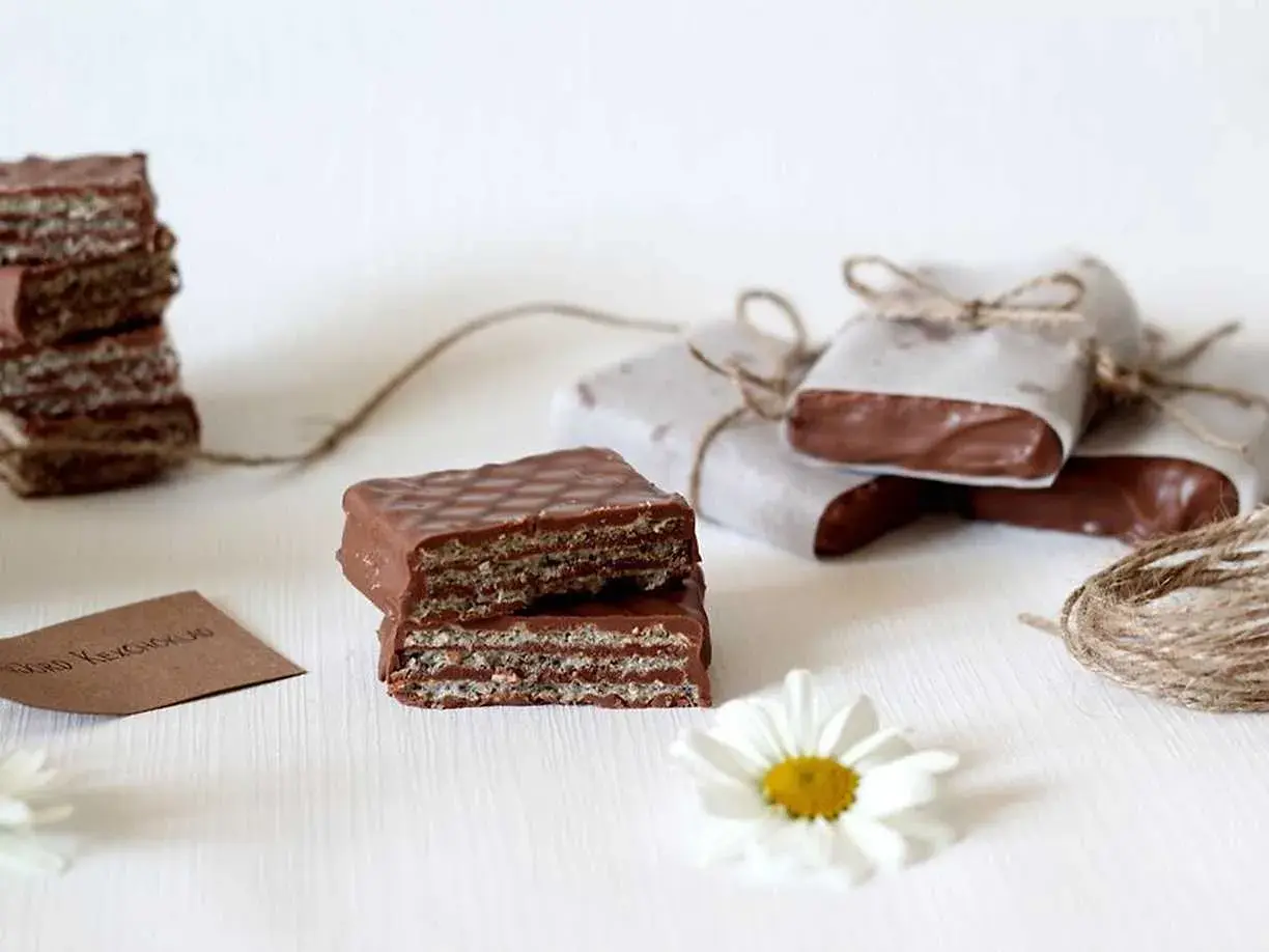 Chokladöverdragna mariekex, perfekt för ett enkelt mariekex recept. Vissa är inslagna i papper med snöre.