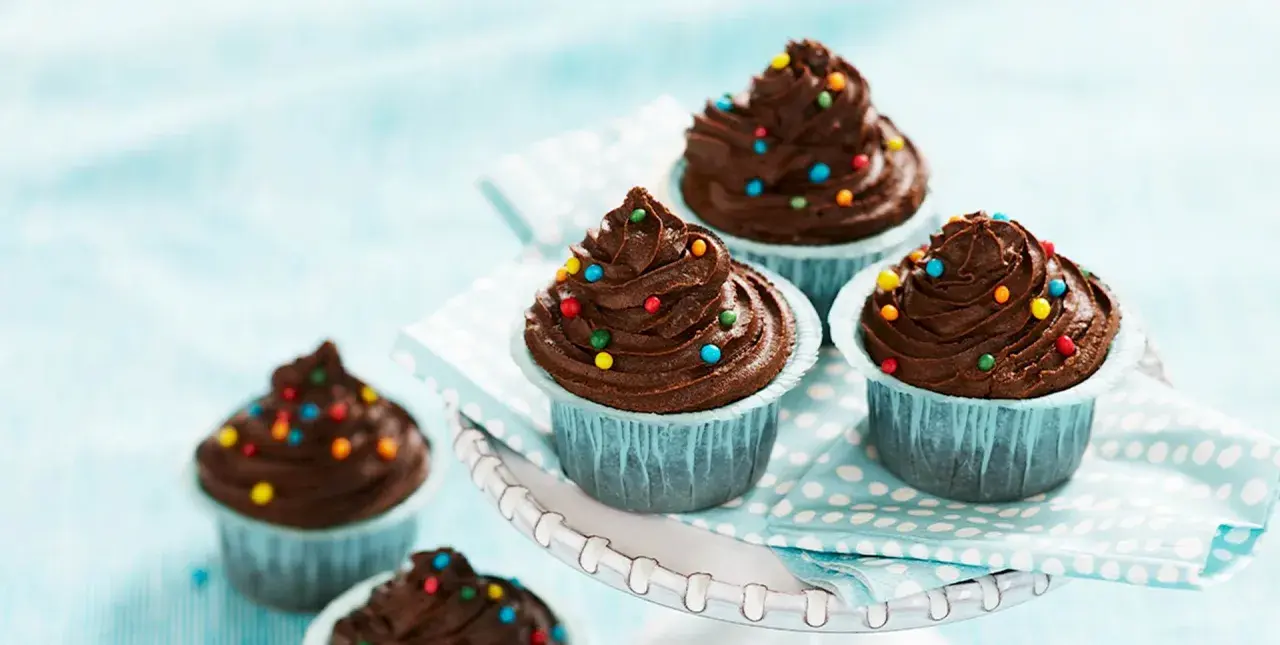 Färgglada choklad cupcakes med chokladfrosting och strössel. Perfekta för kalas eller fika.
