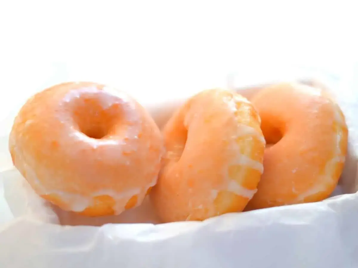Tre glaserade munkar, perfekta för ett donuts recept.