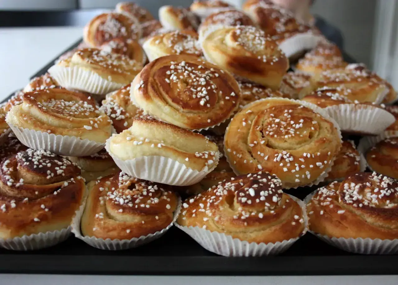 En hög med nybakade bullar med mandelmassa, toppade med pärlsocker. Perfekt för fikat!