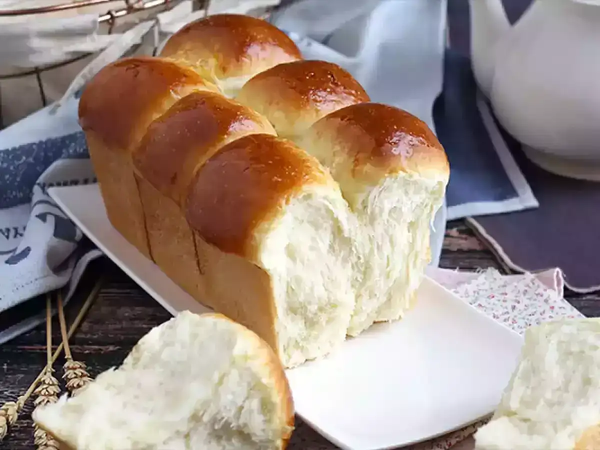Nybakad brioche, perfekt för frukost eller fika. Detta brioche recept ger fluffiga och gyllene bröd.