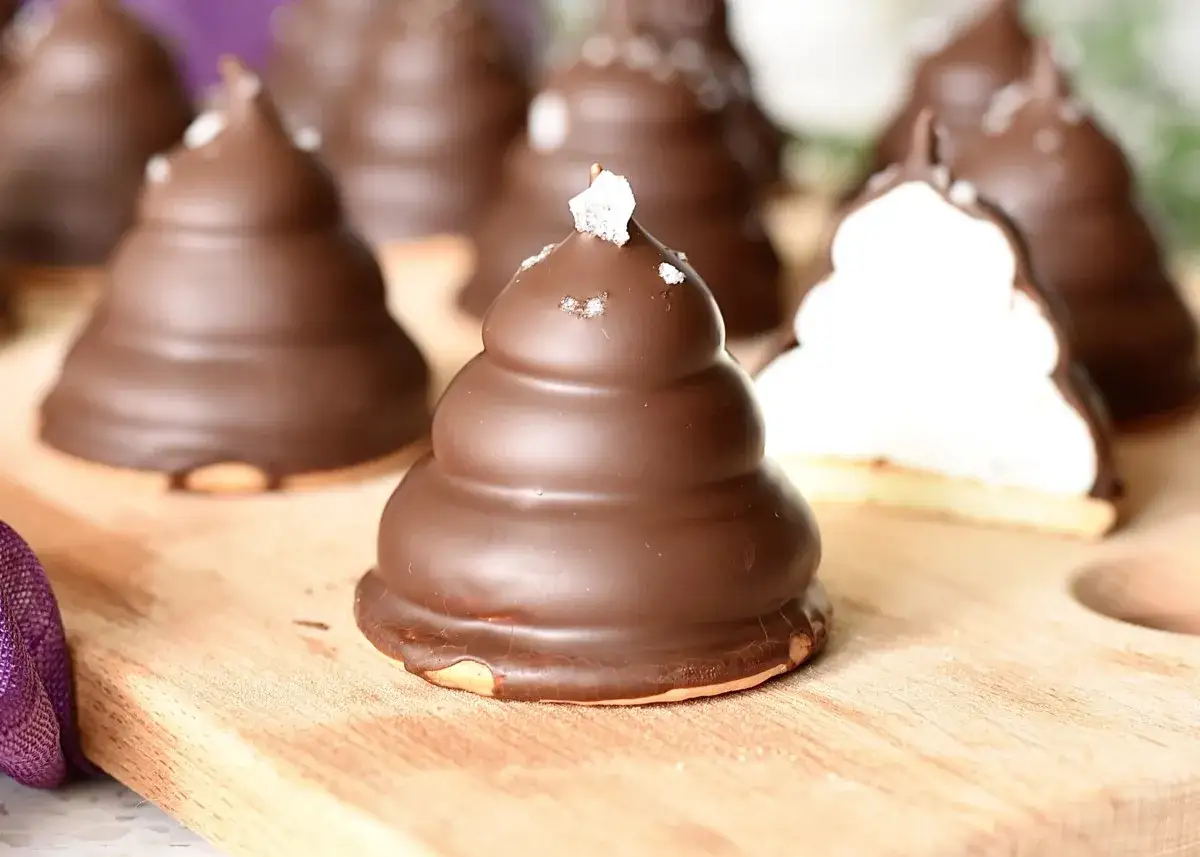 Chokladöverdragna marängbottnar med en topp av kristaller. Ett mums mums recept som ser ljuvligt ut!