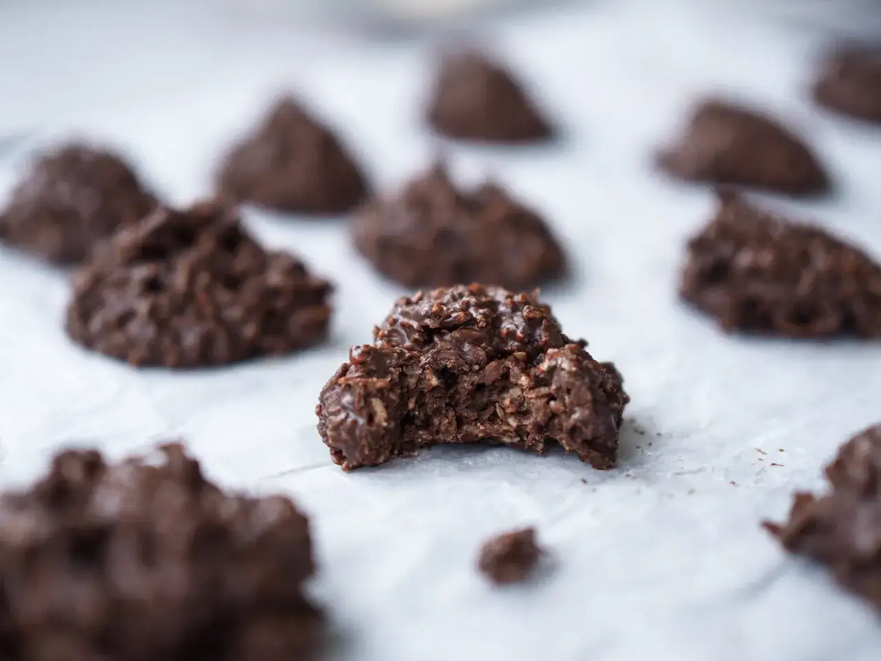 Chokladiga kokostoppar, perfekta för ett enkelt kokostoppar recept. En bit är tagen ur en av dem.