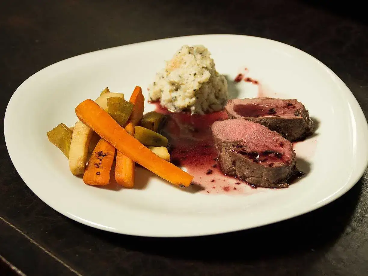Hjortstek i ugn serverad med rotfrukter och potatismos. En h&auml;rlig middag.