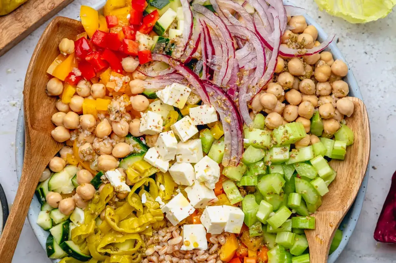 En matig sallad med kikärtor, fetaost, paprika, gurka, rödlök och selleri. En färgsprakande och mättande måltid.