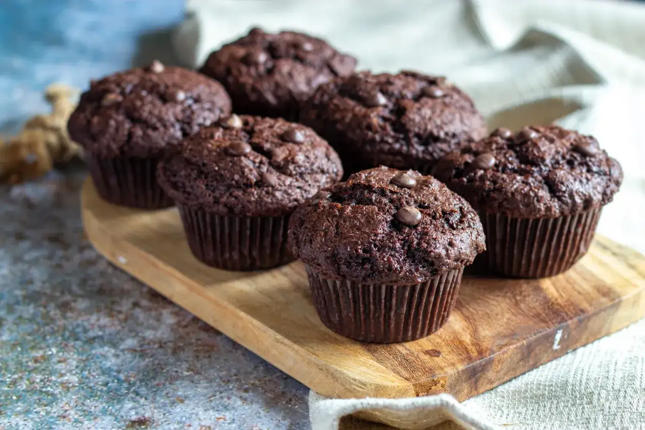Här är ett recept på stora saftiga muffins med chokladbitar, perfekta för fikat.