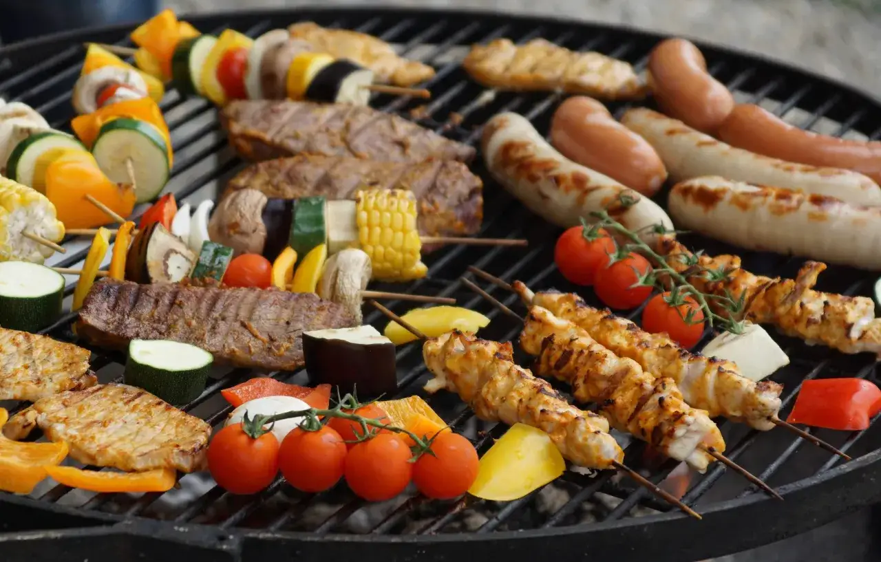 Grillspett med kyckling, k&ouml;tt, korv och gr&ouml;nsaker. Perfekt f&ouml;r sommarens grillkv&auml;llar och ett h&auml;rligt grill recept.