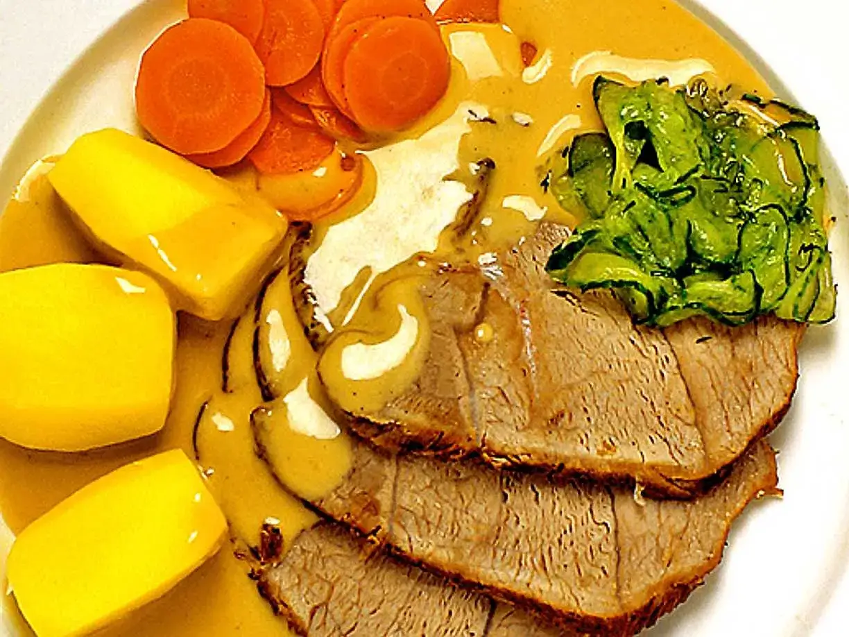 En saftig kalvstek i ugn med potatis, mor&ouml;tter och en gr&ouml;n gr&ouml;nsak.