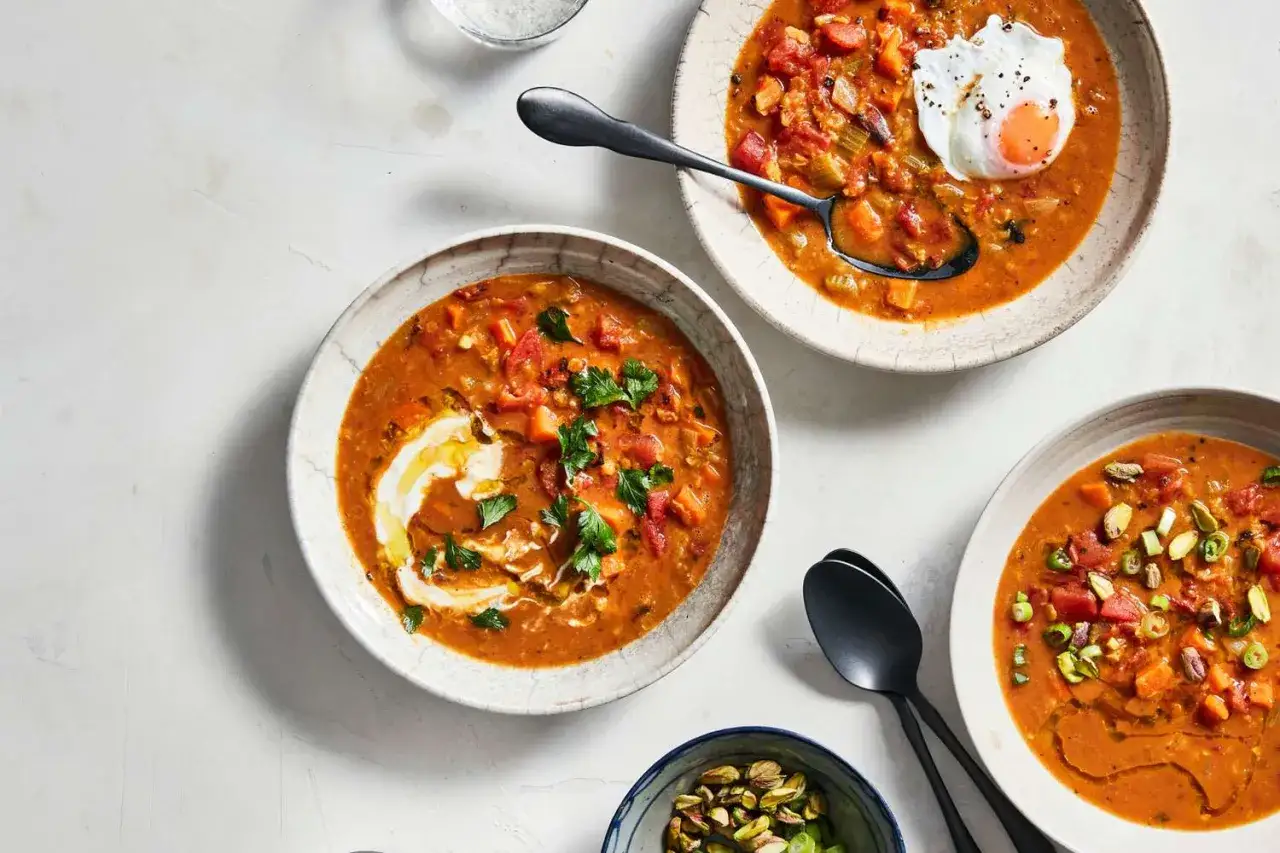 V&auml;rmande linsgryta recept med kr&auml;mig topping, pocherat &auml;gg och pistagen&ouml;tter. En h&auml;rlig och m&auml;ttande m&aring;ltid.