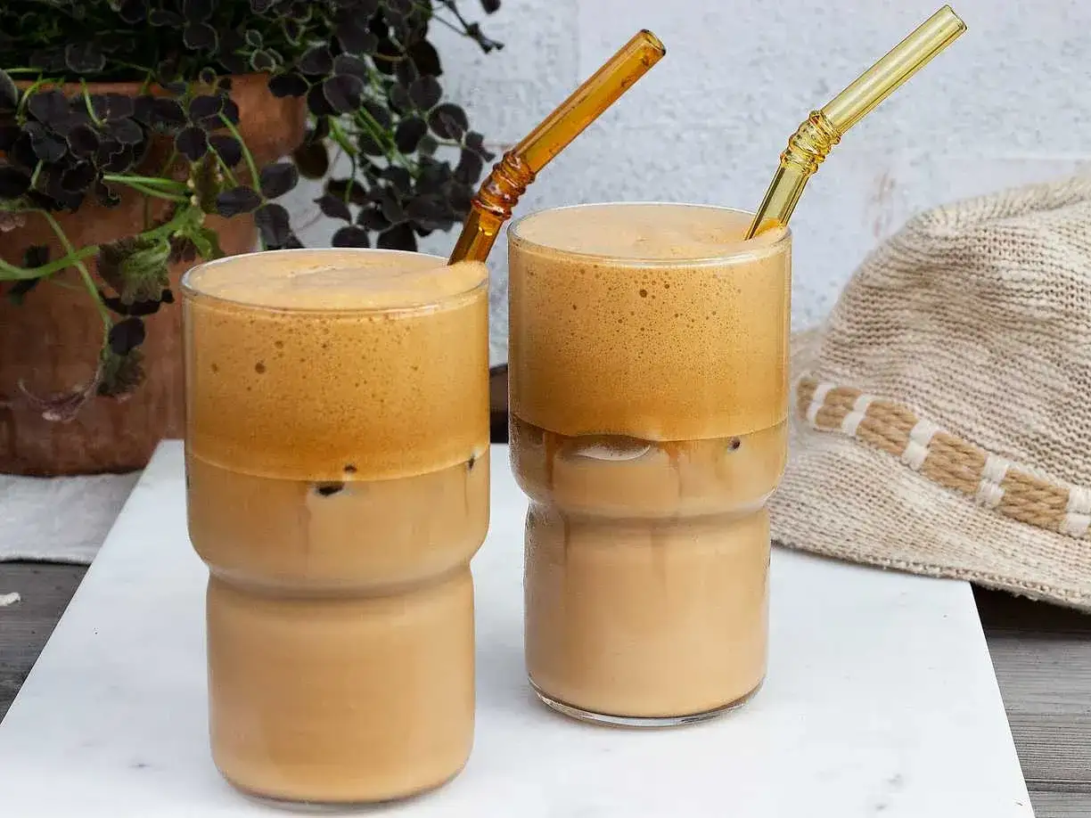 Tv&aring; glas med iskaffe, perfekt f&ouml;r ett enkelt frappe recept. Med fluffigt skum och isbitar.