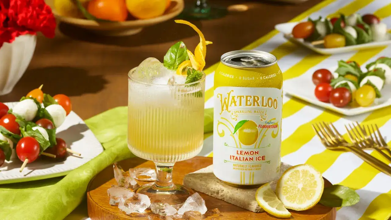 Waterloo Lemon Italian Ice sodavatten till drinkar, serverad med is och citron. Perfekt f&ouml;r en sommardrink.