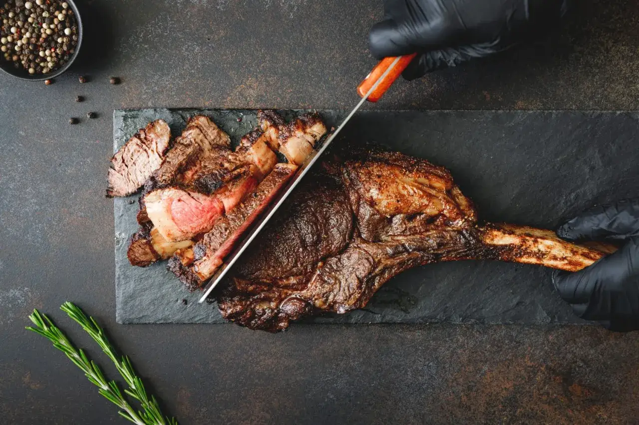 En perfekt grillad tomahawk sk&auml;rs upp. Saftigt k&ouml;tt med fin yta, redo att avnjutas.