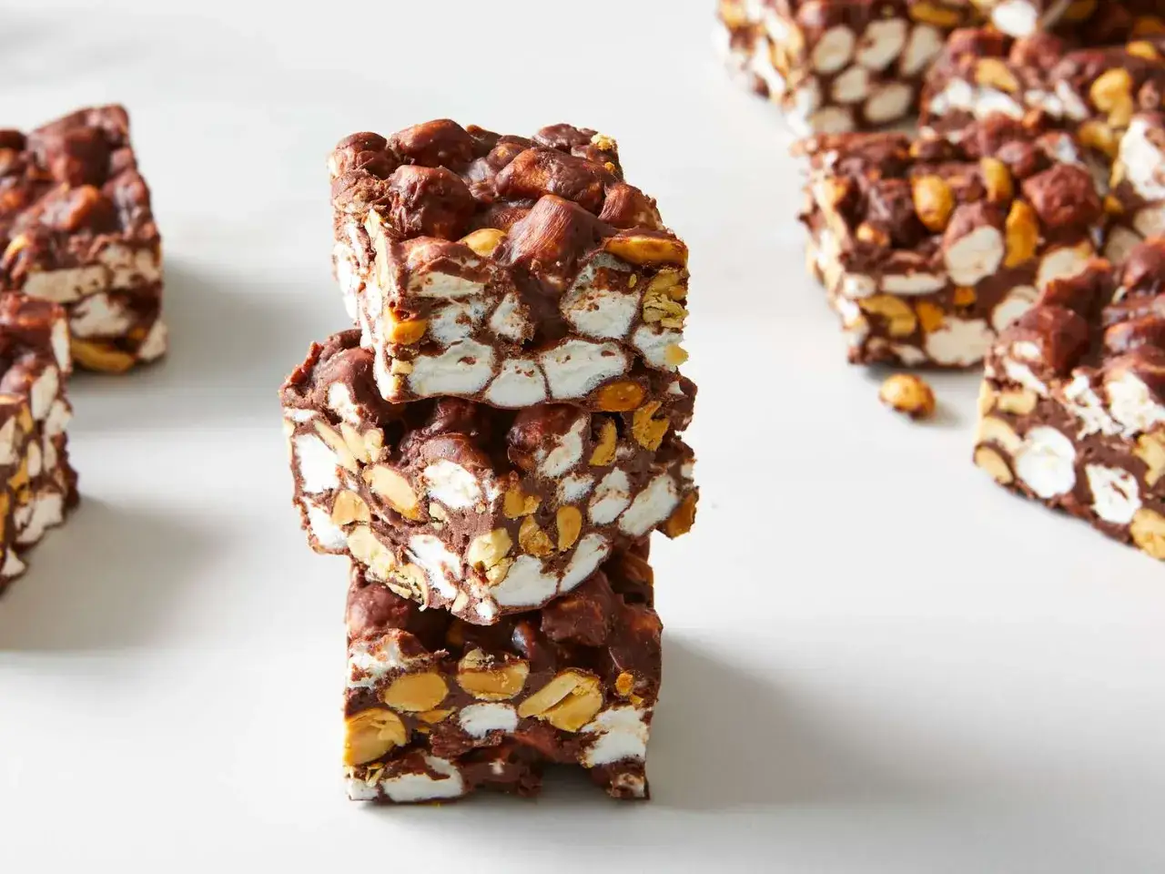 Chokladiga bitar med marshmallows och nötter, en härlig rocky road-fika.
