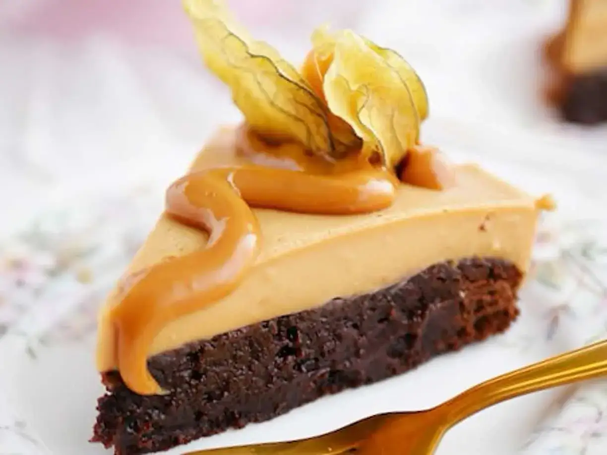En bit chokladkaka med krämig dulce de leche-topping, dekorerad med physalis. Perfekt att baka med dulce de leche!