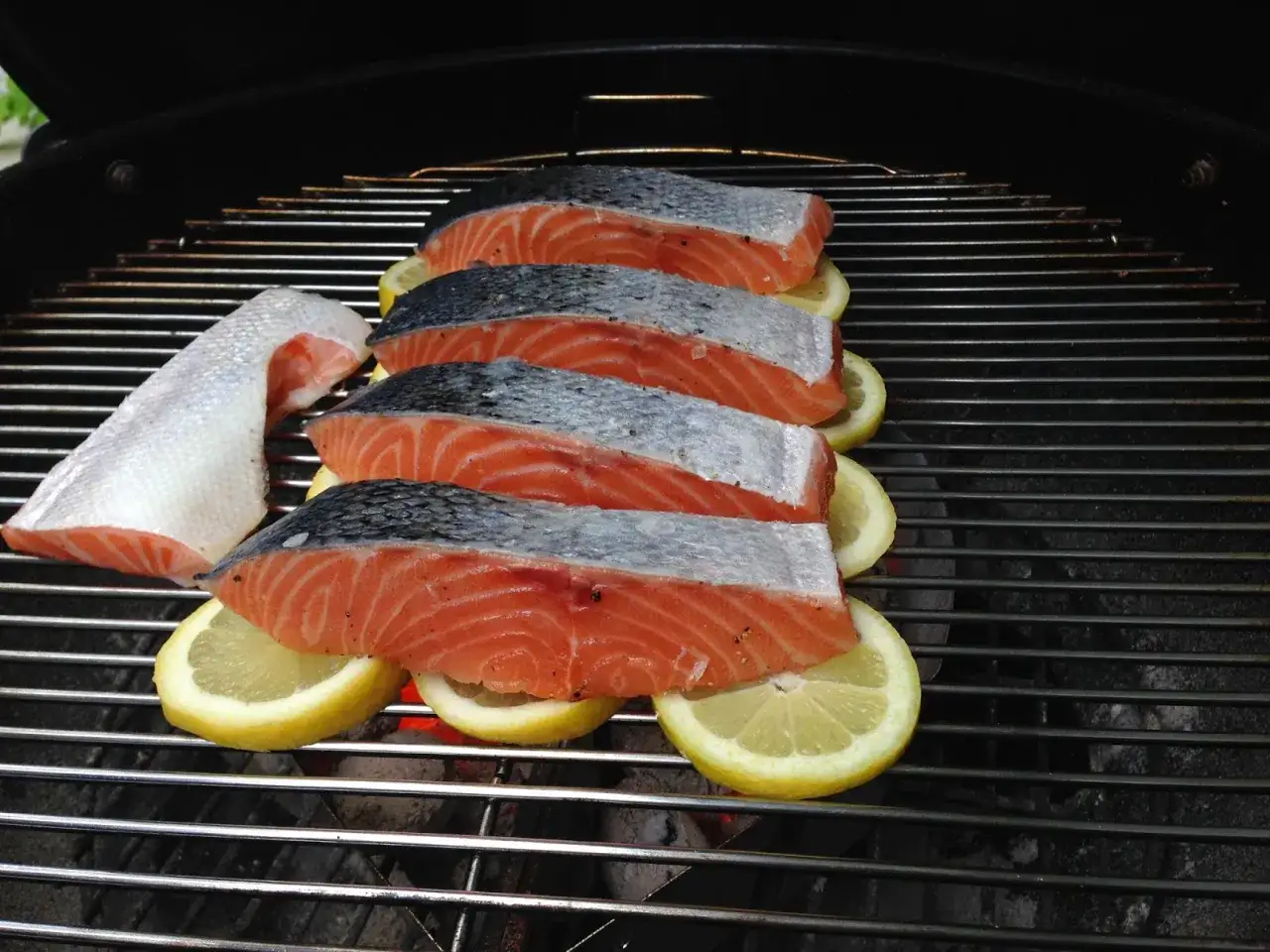 F&auml;rska laxfil&eacute;er med citron p&aring; grillen. En h&auml;rlig sommarm&aring;ltid att grilla lax till.