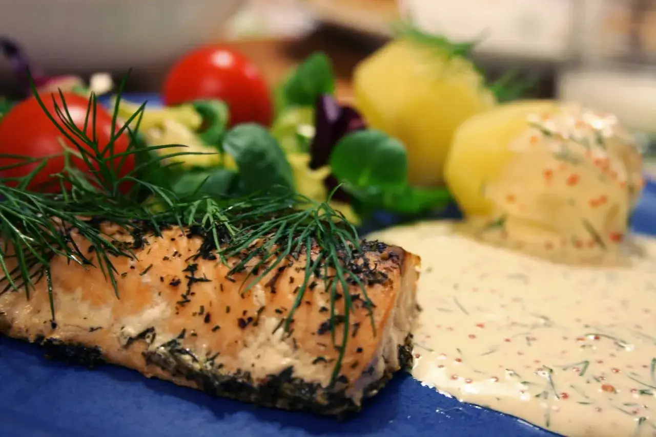 Laxfilé med dill, kokt potatis, tomater och en krämig klassisk romsås.