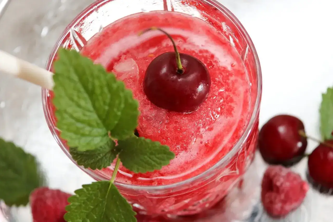 Sommarfr&auml;sch k&ouml;rsb&auml;rsslush med mynta och hallon. Ett perfekt slush recept f&ouml;r varma dagar.