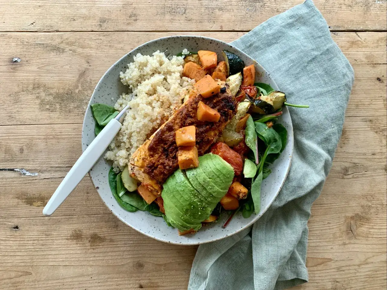 En h&auml;rlig bowl med lax, quinoa, s&ouml;tpotatis, zucchini, tomat och avokado. Ett perfekt bowl recept f&ouml;r en h&auml;lsosam lunch.