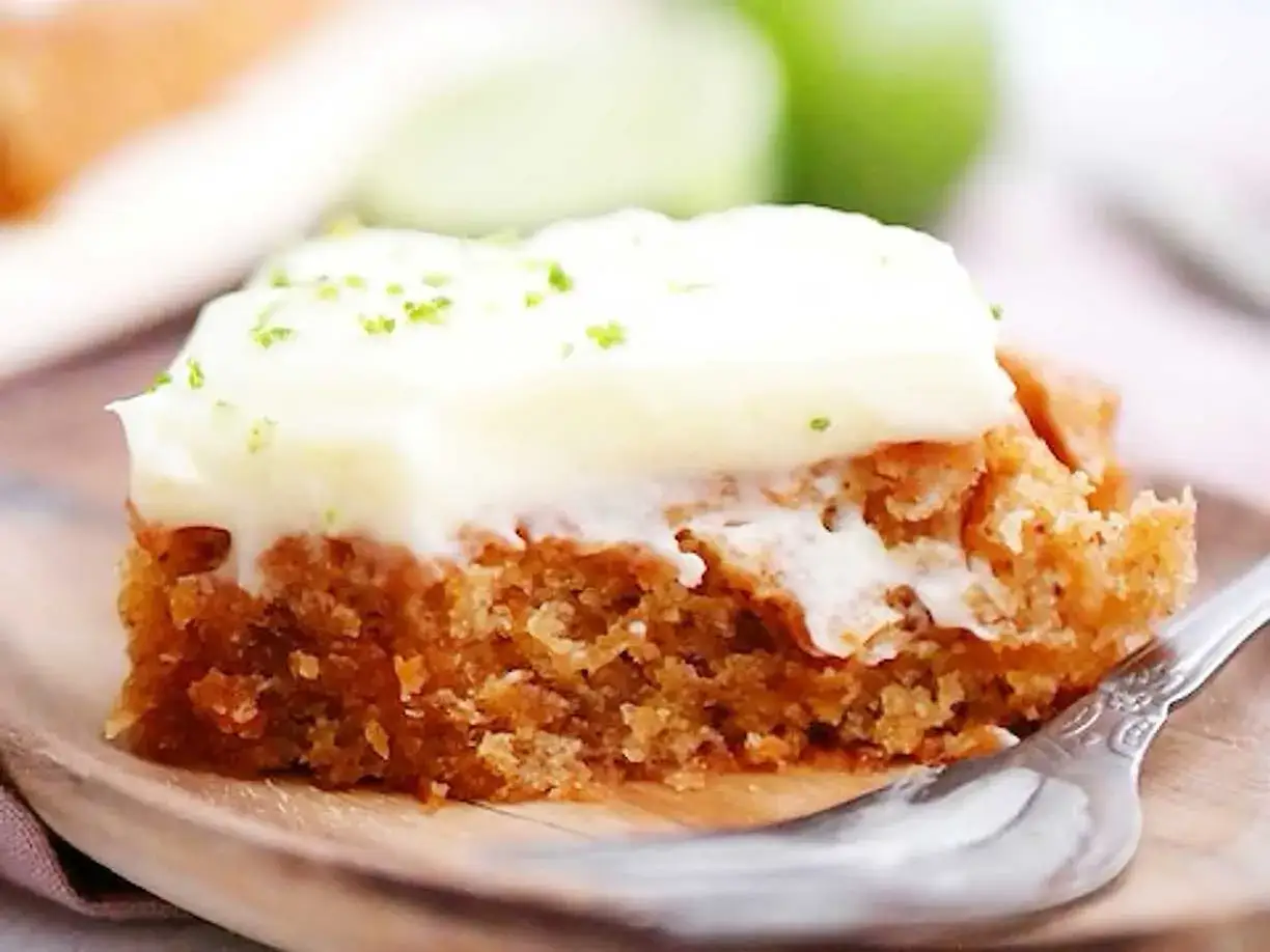 En saftig bit morotskaka med krämig frosting och rivet limeskal. Ett perfekt morotskaka recept för fikat.