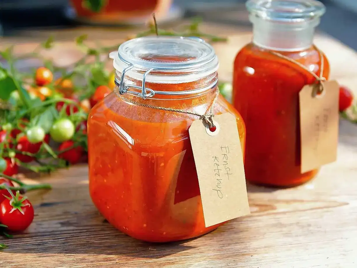 Hemlagad ketchup i glasburkar, redo att avnjutas. Ett perfekt recept för sommarens tomater.