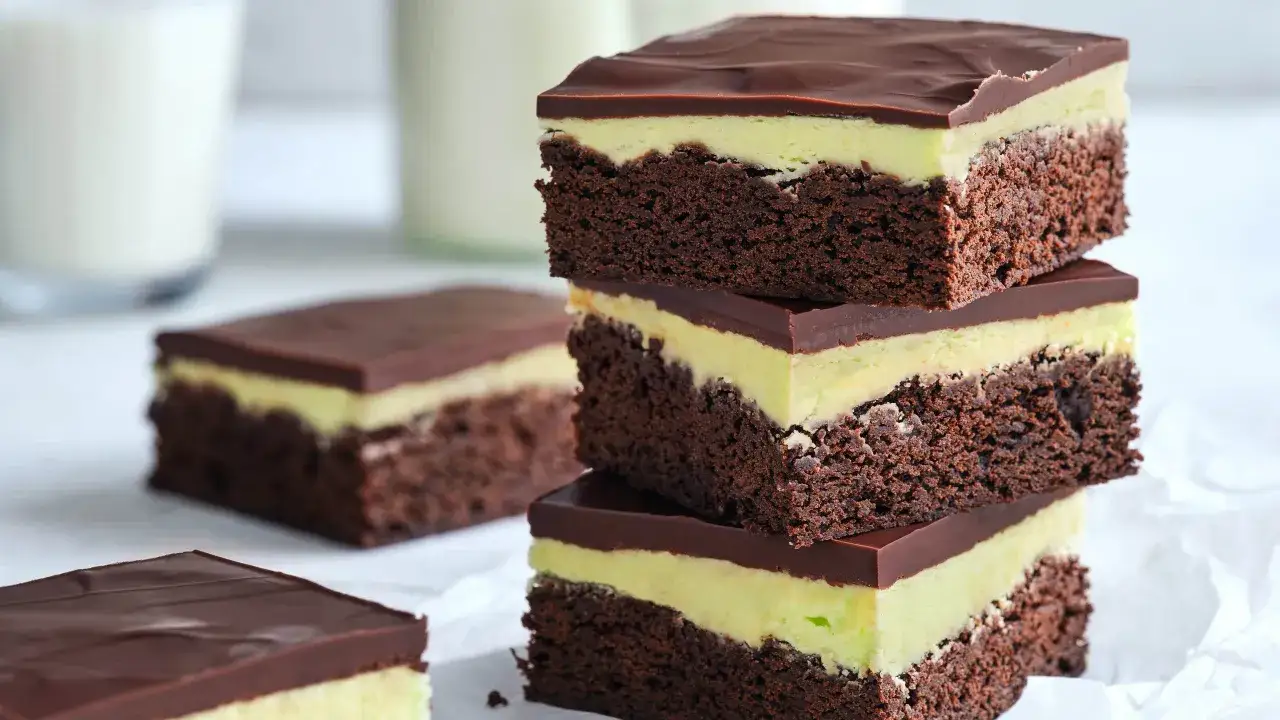 Chokladiga brownies med mintlager och chokladglasyr. Perfekt för ett brownie recept!