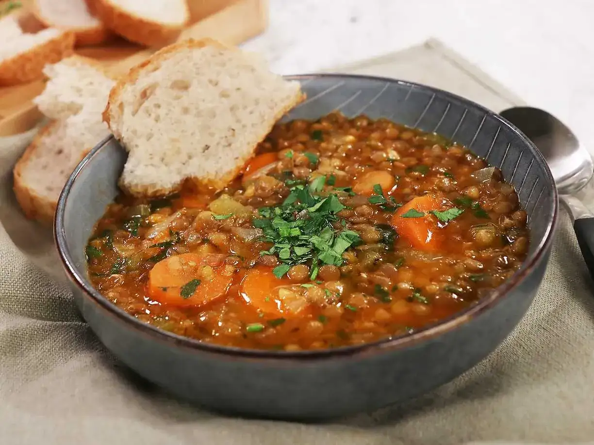 Varm linssoppa med mor&ouml;tter och persilja, perfekt f&ouml;r ett enkelt linssoppa recept. Serveras med br&ouml;d.