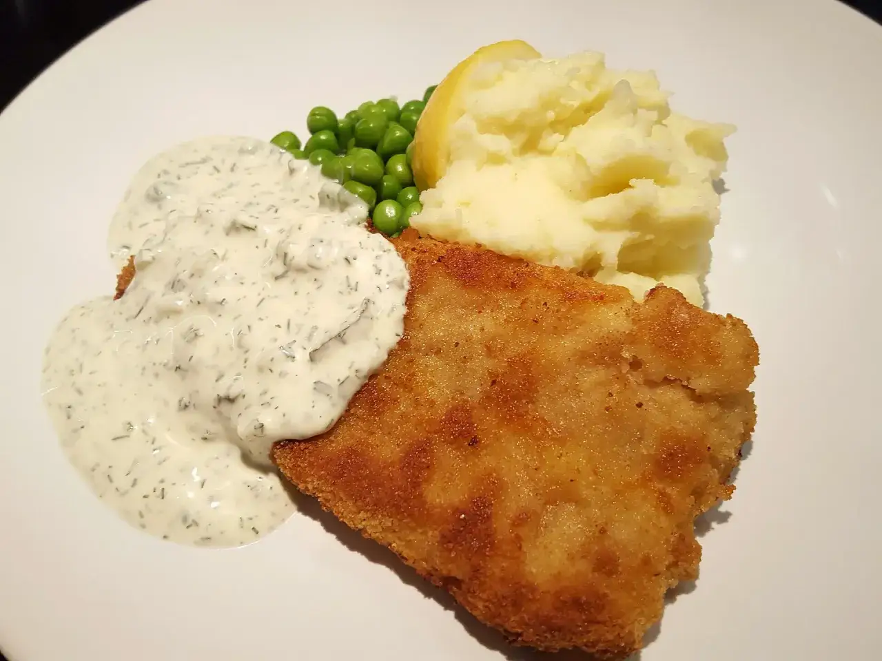 Panerad fisk med potatismos, gr&ouml;na &auml;rtor och en klick av skolans kalla fisks&aring;s.