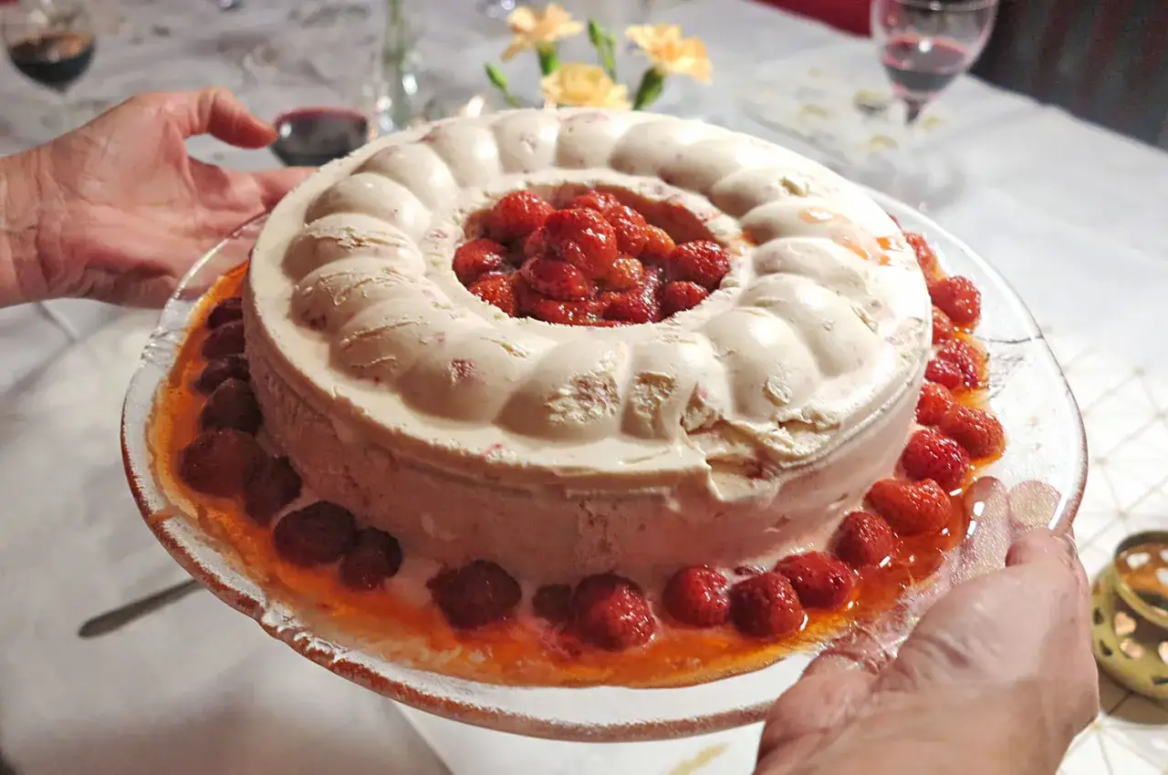 En krämig jordgubbsglass-tårta med färska jordgubbar runt om. Ett perfekt recept för sommaren!