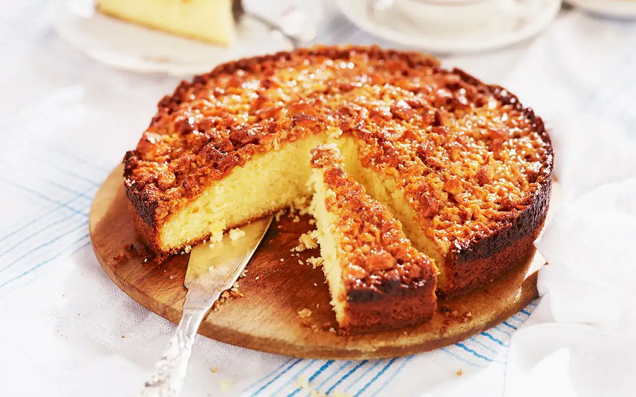 En saftig toscakaka med knäckig mandeltopping, perfekt för fikat. Ett enkelt toscakaka recept att prova.
