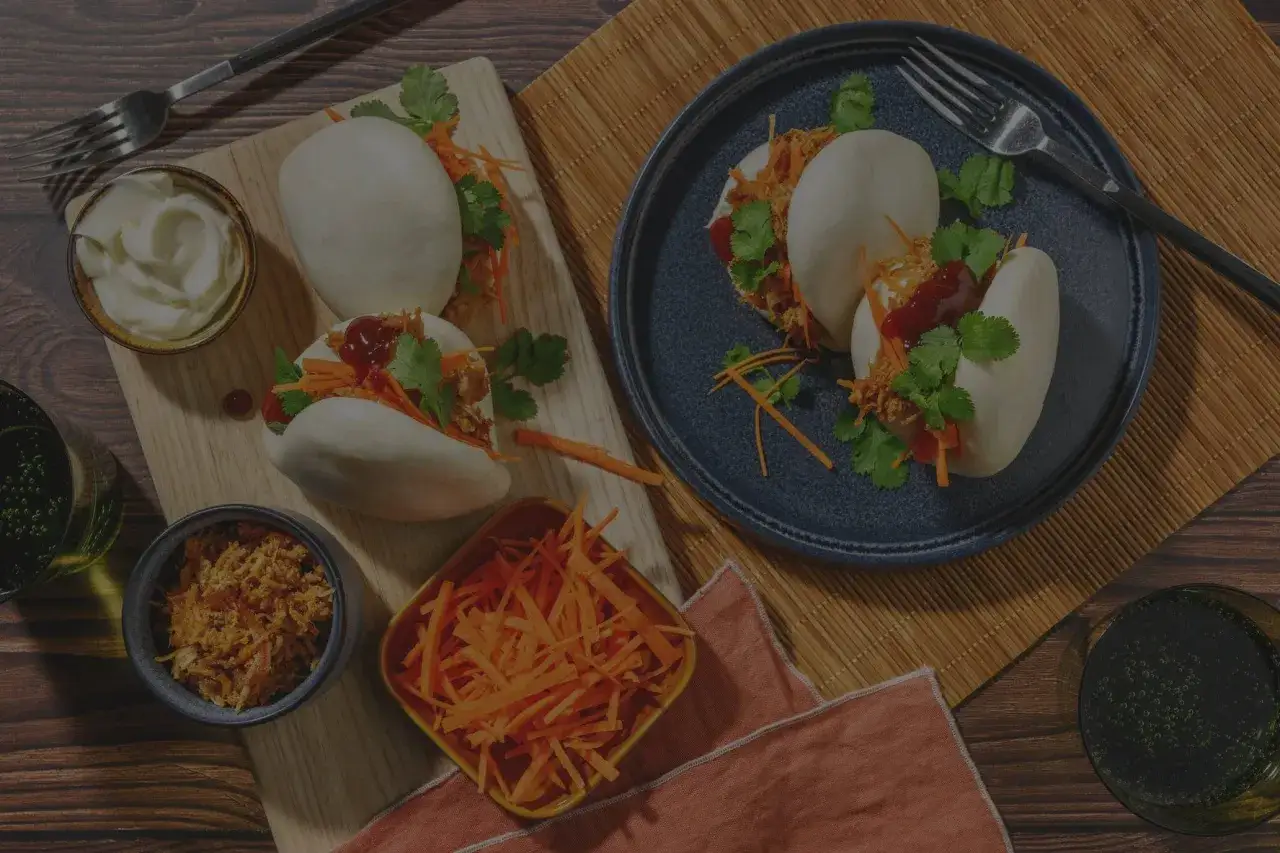 Bao buns recept: Mjuka ångade bröd fyllda med strimlat kött, morötter och koriander. Serveras med en klick majonnäs.