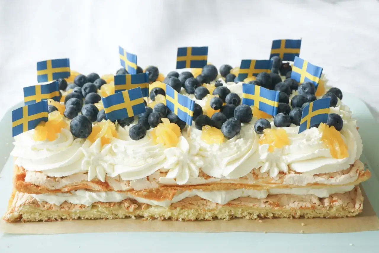 En festlig pinocchiotårta med lemoncurd, grädde, blåbär och svenska flaggor. Perfekt för nationaldagen!