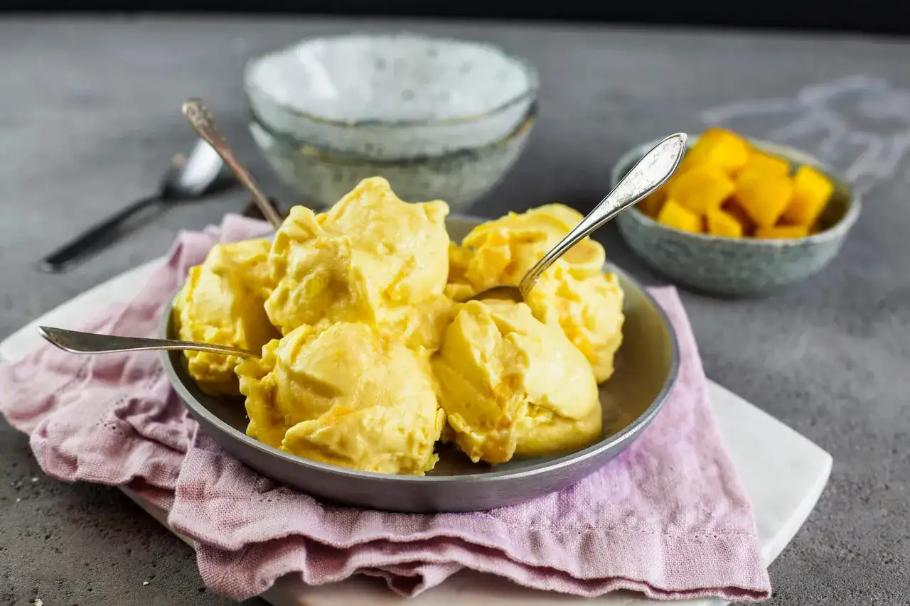 Krämig kokosglass med mangobitar. Ett perfekt recept för en tropisk dessert.