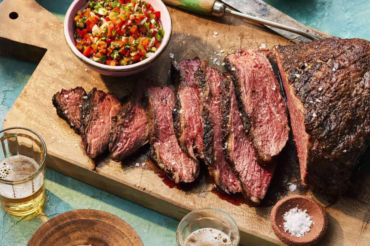 Perfekt grillad picanha, saftig och rosastekt, skuren i skivor. Serveras med en fräsch salsa och kall öl.