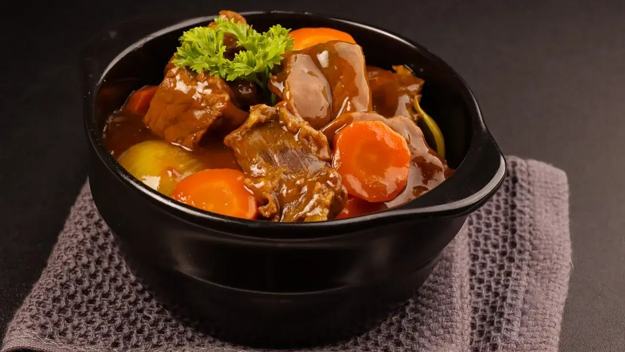 En sk&aring;l med mustig kalops, full av m&ouml;ra k&ouml;ttbitar, mor&ouml;tter och l&ouml;k, toppad med persilja. Ett klassiskt kalops recept som v&auml;rmer sj&auml;len.