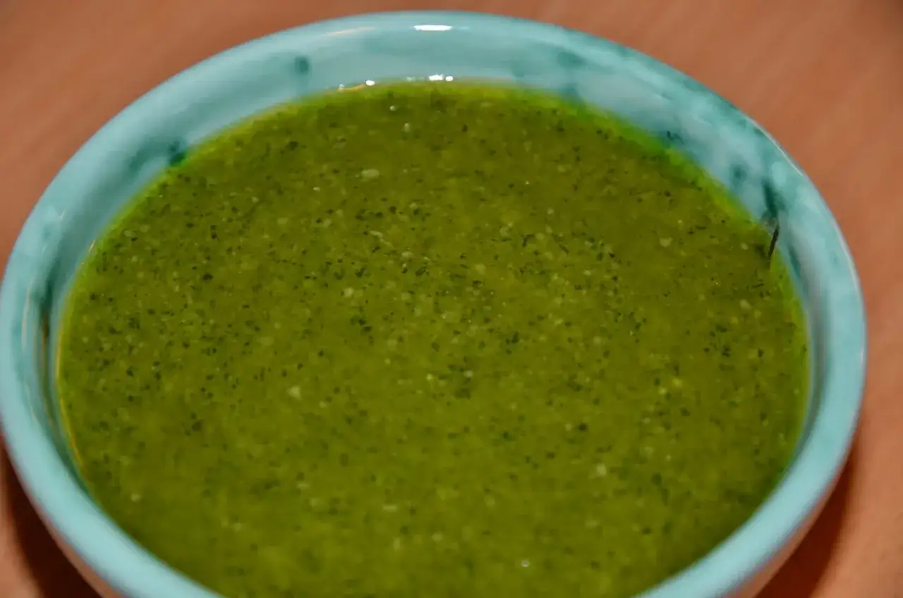 En skål med hemgjord pesto, perfekt för pasta eller bruschetta. Ett enkelt pesto recept att prova!