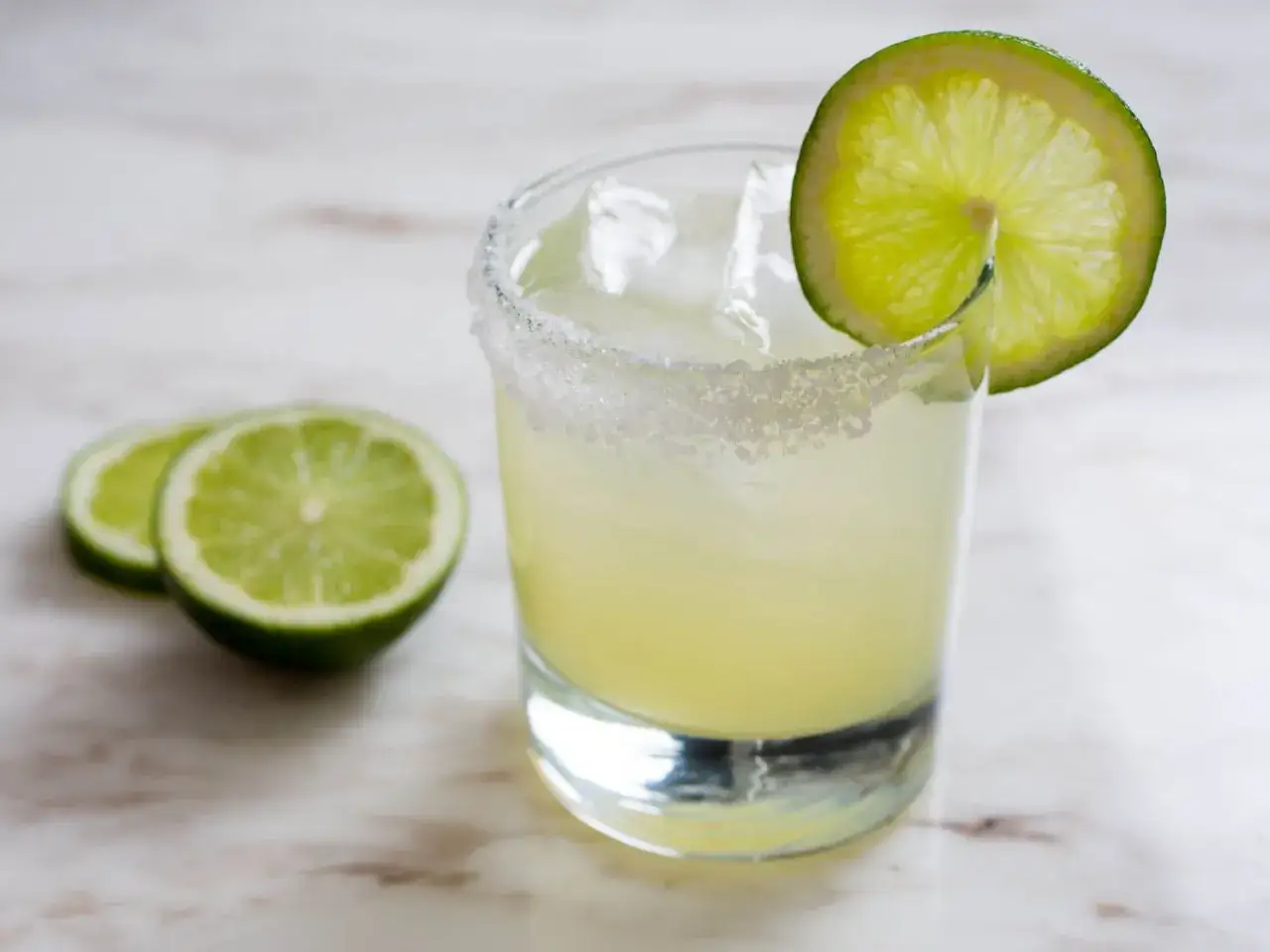 En uppfriskande margarita med saltkant och lime. Perfekt för ett enkelt margarita recept.