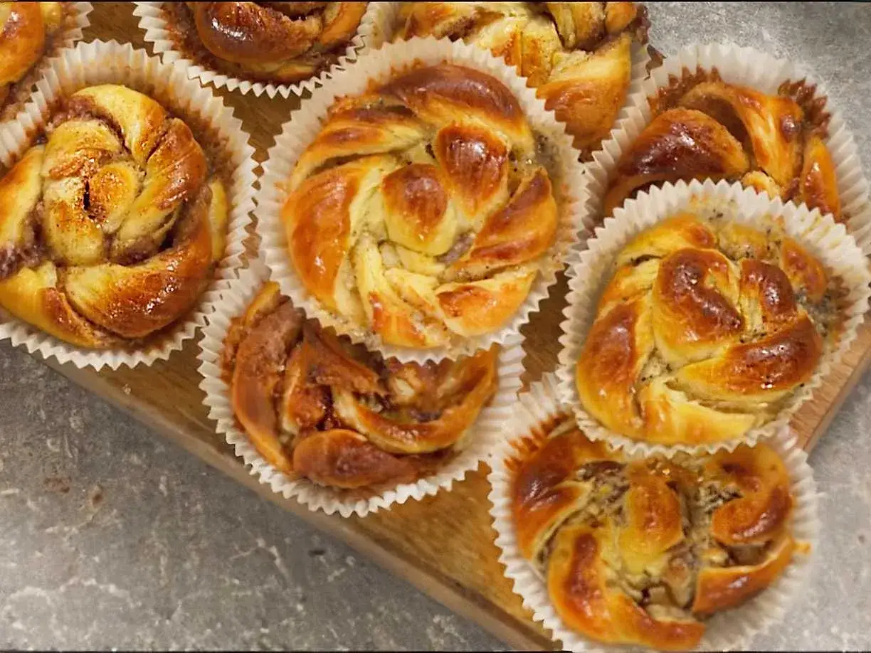 Nybakade bullar med mandelmassa, perfekta till fikat.