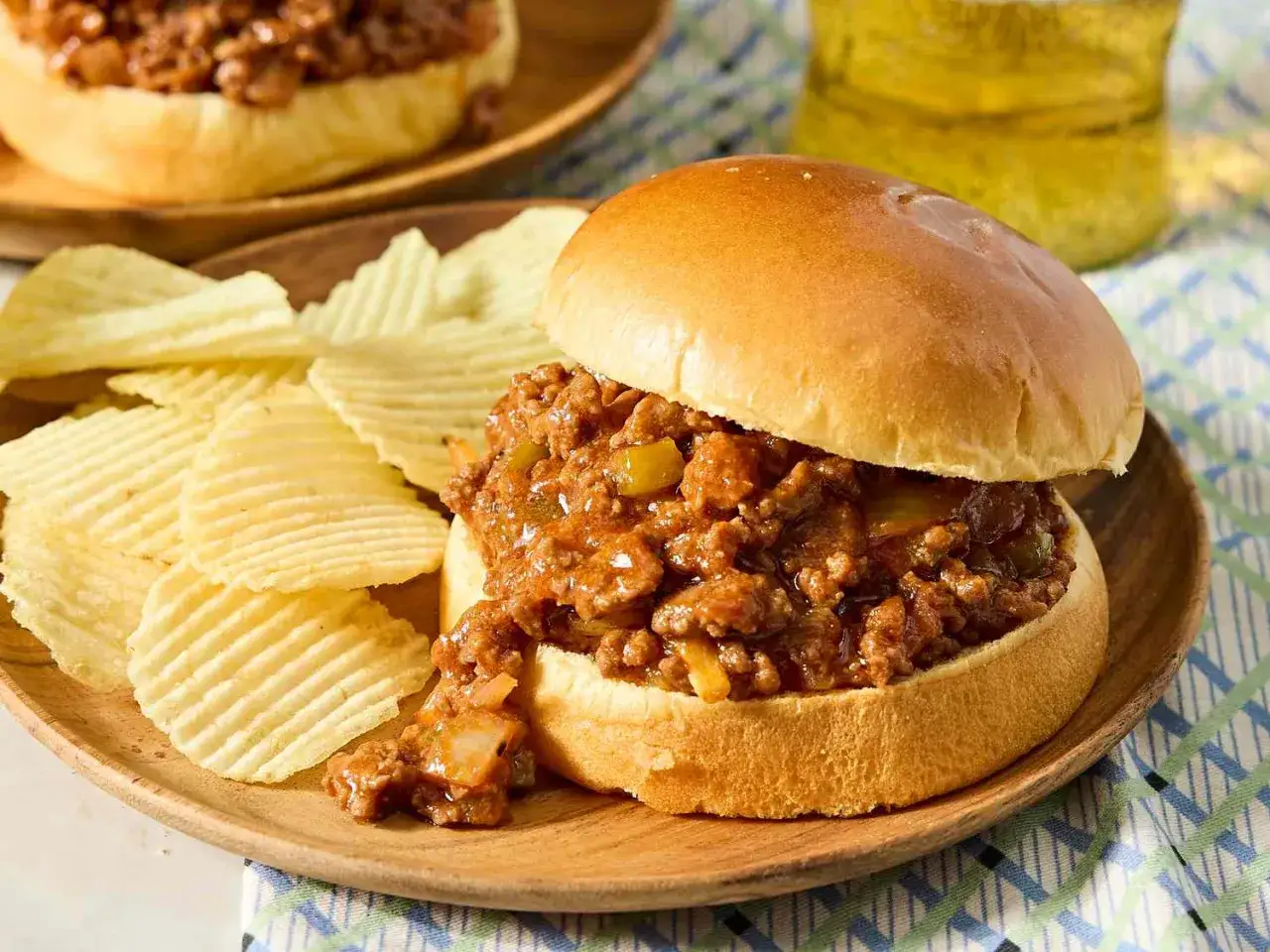 En saftig sloppy joe p&aring; en mjuk bulle, serverad med krispiga potatischips. En klassiker som alltid g&aring;r hem!