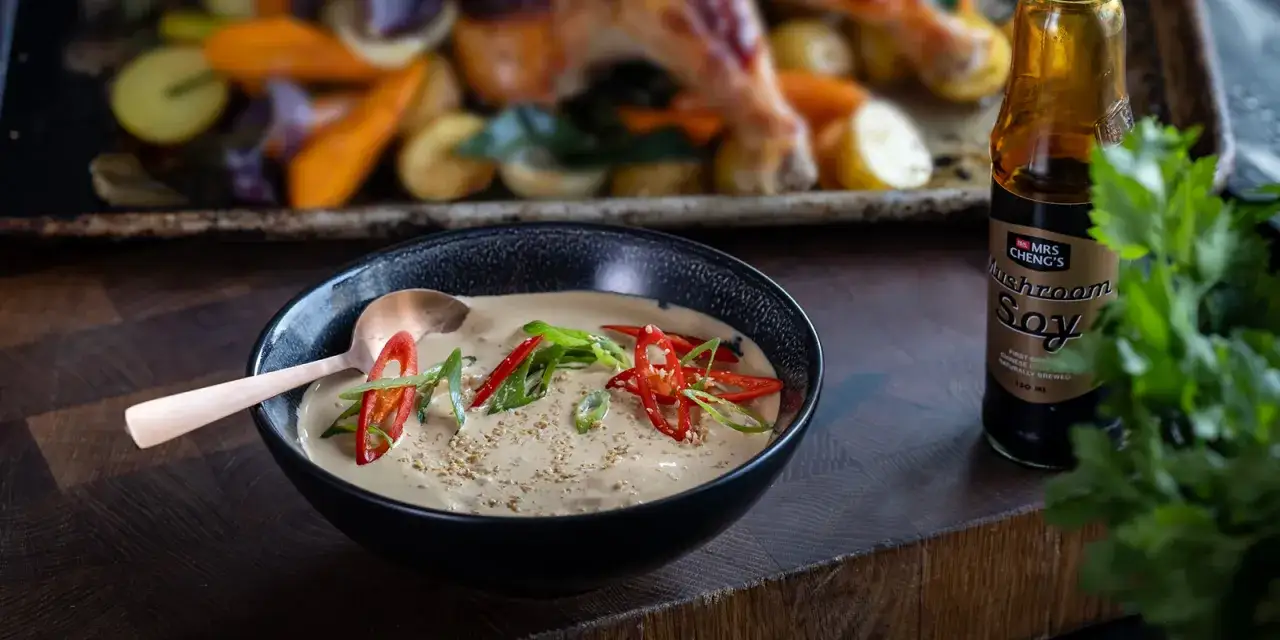 En krämig kall sås till kyckling, toppad med chili och salladslök. Bredvid står en flaska Mrs. Cheng's Mushroom Soy.