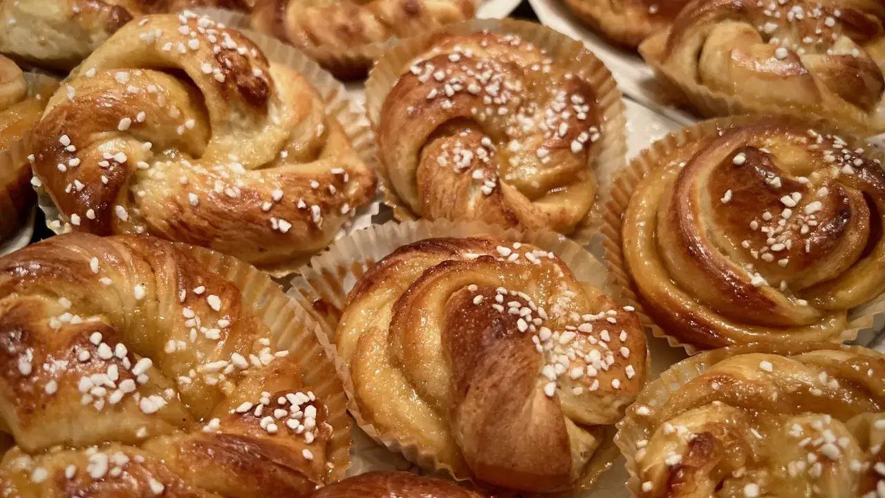 Gyllene vaniljbullar med pärlsocker, perfekta för ett fika. Ett enkelt vaniljbullar recept att prova.