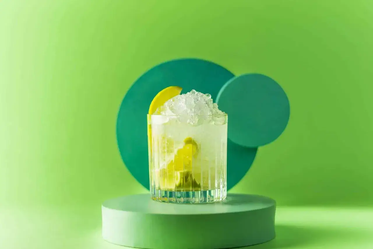 En uppfriskande caipirinha med lime och krossad is, perfekt f&ouml;r en solig dag.