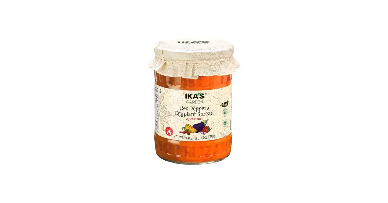 Burk med Ika's Garden Ajvar relish, en het r&ouml;ra av paprika och aubergine. Perfekt till grillat eller som tillbeh&ouml;r.